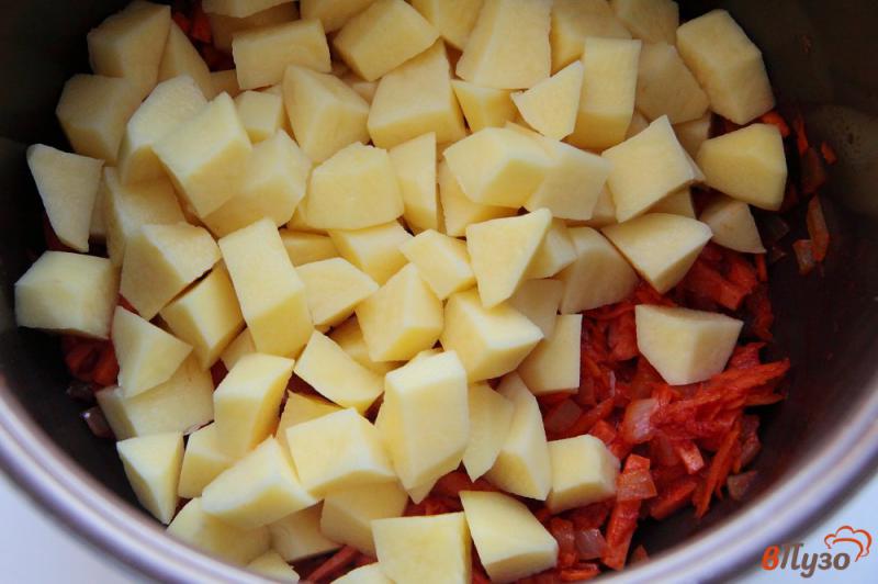 Фото приготовление рецепта: Суп с зеленой фасолью и колбасой в мультиварке шаг №5