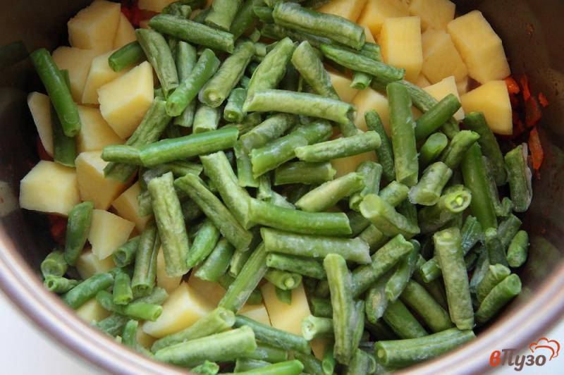 Фото приготовление рецепта: Суп с зеленой фасолью и колбасой в мультиварке шаг №6