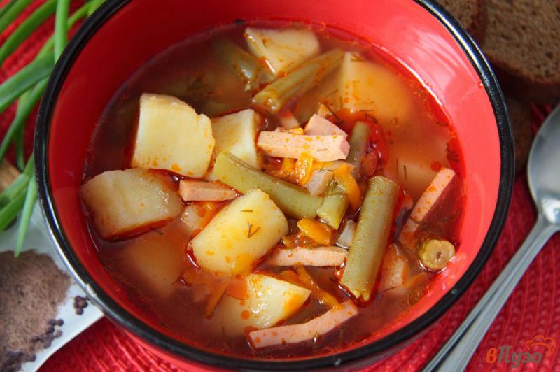 Фото приготовление рецепта: Суп с зеленой фасолью и колбасой в мультиварке шаг №8