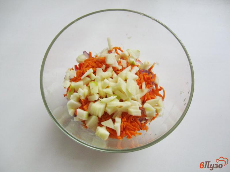 Фото приготовление рецепта: Салат с капустой и болгарским перцем шаг №3
