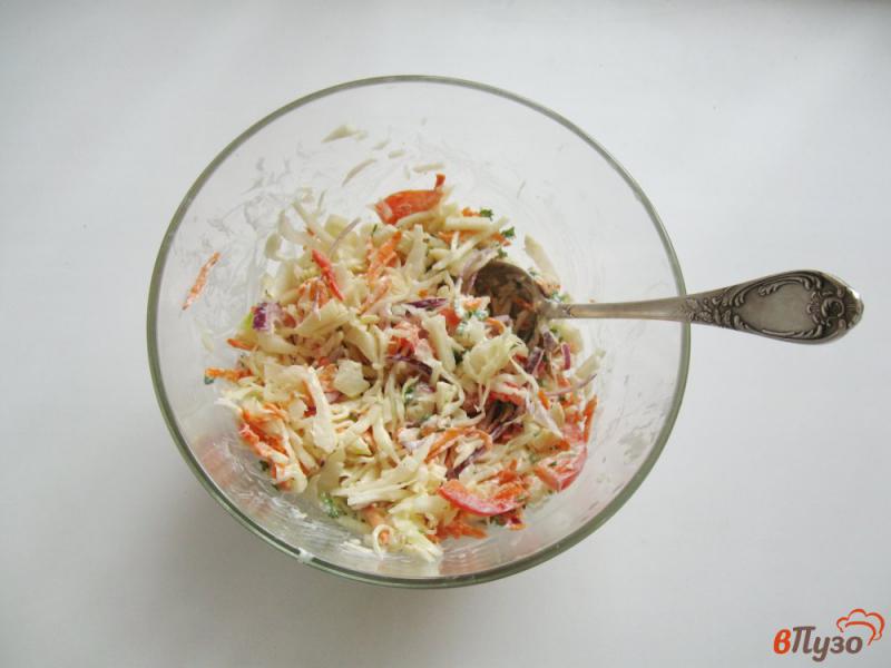 Фото приготовление рецепта: Салат с капустой и болгарским перцем шаг №6