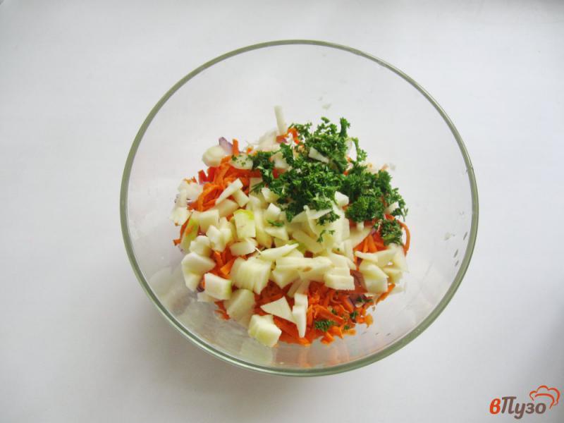Фото приготовление рецепта: Салат с капустой и болгарским перцем шаг №4