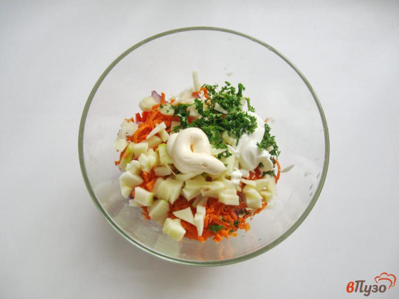 Фото приготовление рецепта: Салат с капустой и болгарским перцем шаг №5