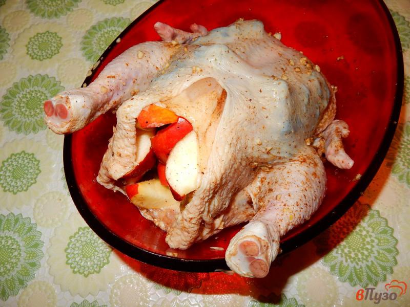 Фото приготовление рецепта: Курица с яблоками и черносливом шаг №4