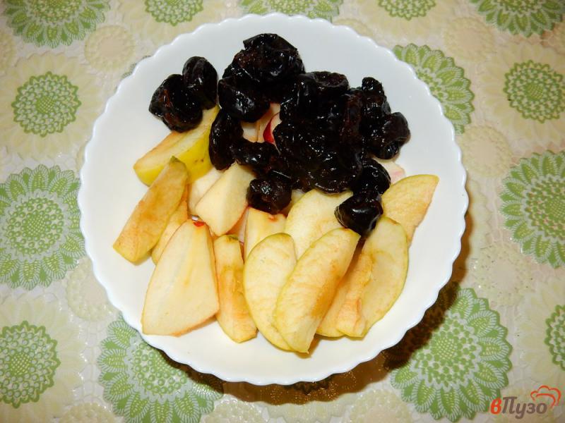 Фото приготовление рецепта: Курица с яблоками и черносливом шаг №3