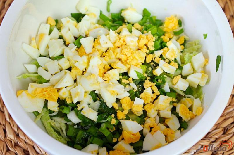 Фото приготовление рецепта: Салат из савойской капусты с яйцом и грибами шаг №4