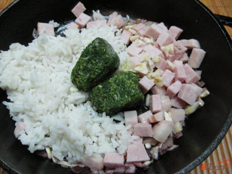 Фото приготовление рецепта: Рисовые котлеты со шпинатом и бужениной шаг №3