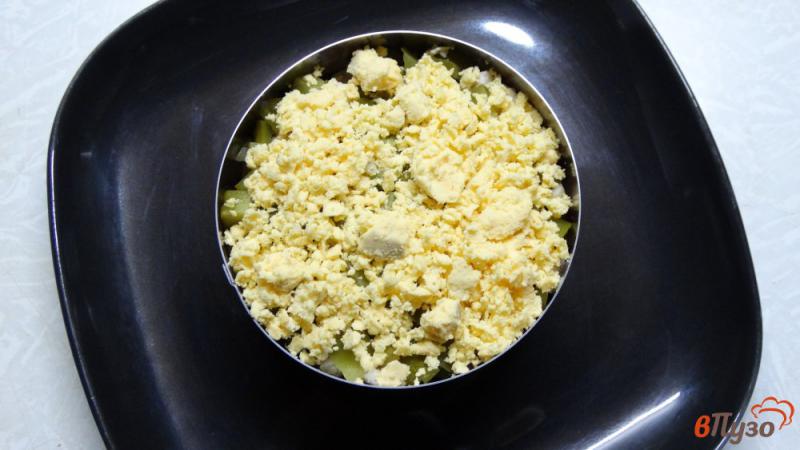 Фото приготовление рецепта: Слоеный салат с курицей и маслинами шаг №5