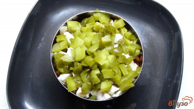 Фото приготовление рецепта: Слоеный салат с курицей и маслинами шаг №4