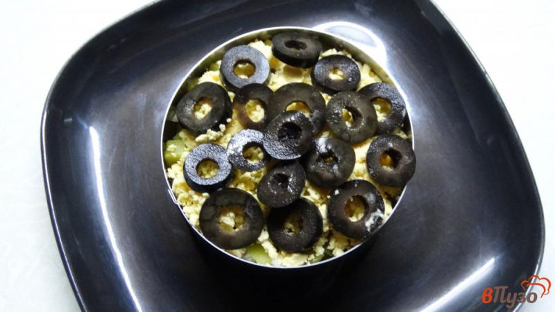 Фото приготовление рецепта: Слоеный салат с курицей и маслинами шаг №6