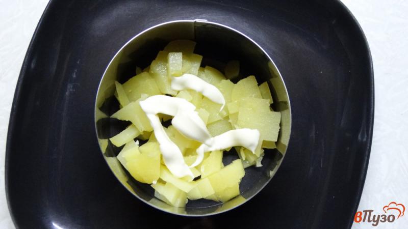 Фото приготовление рецепта: Слоеный салат с курицей и маслинами шаг №1
