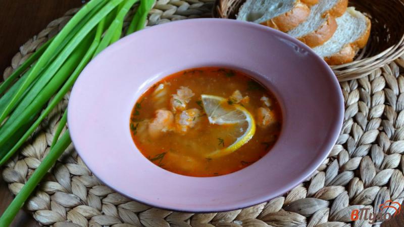 Фото приготовление рецепта: Суп с форелью и макаронами шаг №8