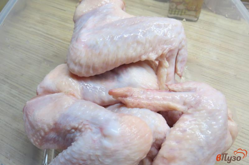 Фото приготовление рецепта: Куриные крылышки в соевом соусе с медом шаг №2