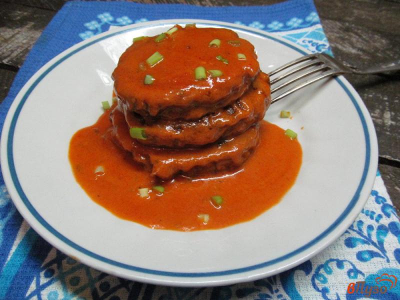 Фото приготовление рецепта: Котлеты из печени с овсянкой в томатном соусе шаг №7