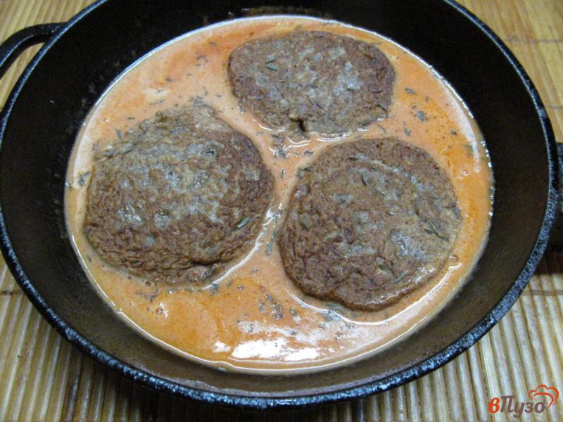 Фото приготовление рецепта: Котлеты из печени с овсянкой в томатном соусе шаг №6