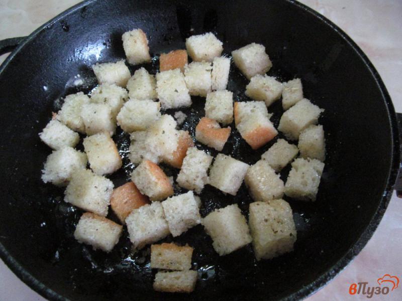 Фото приготовление рецепта: Салат из пекинской капусты с беконом и сухариками шаг №2