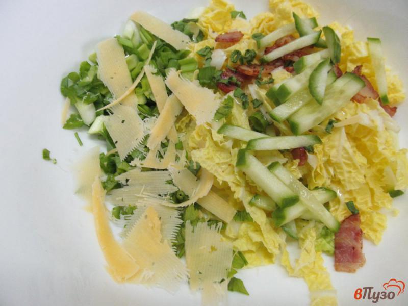 Фото приготовление рецепта: Салат из пекинской капусты с беконом и сухариками шаг №4