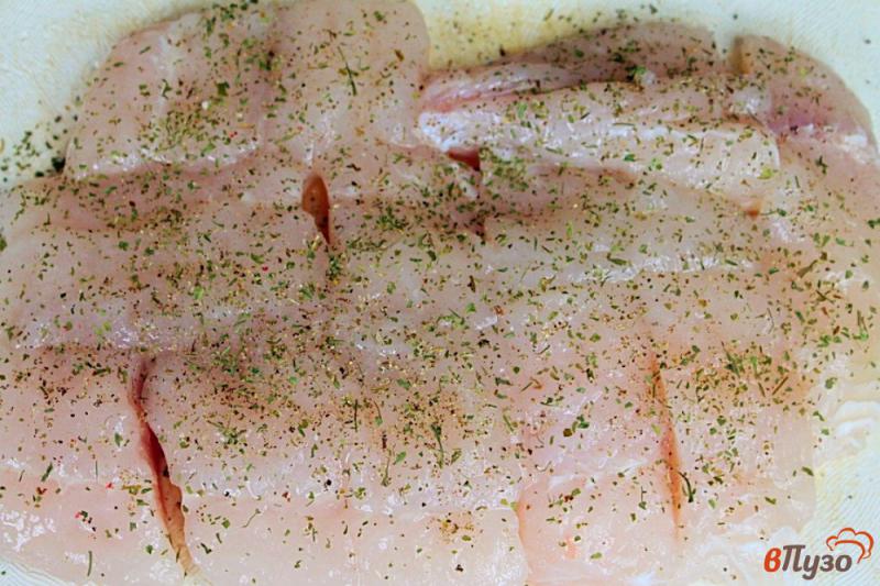 Фото приготовление рецепта: Рыбное филе с чесноком и соевым соусом шаг №2