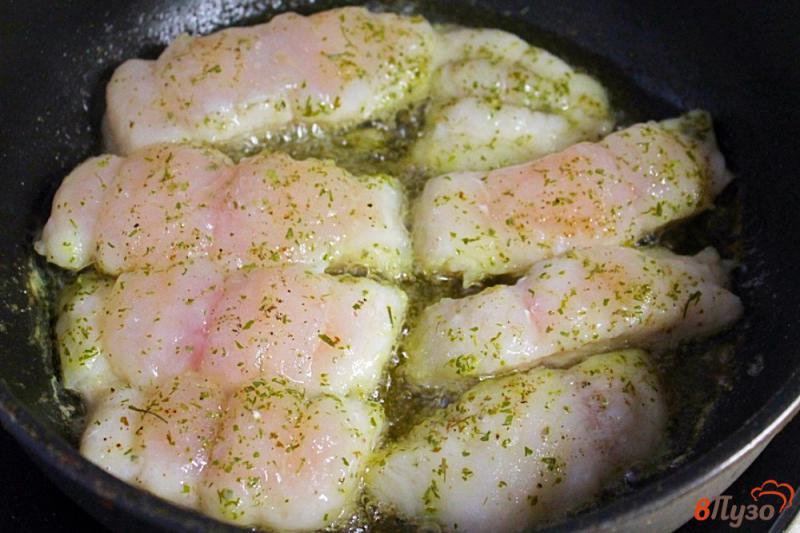 Фото приготовление рецепта: Рыбное филе с чесноком и соевым соусом шаг №3