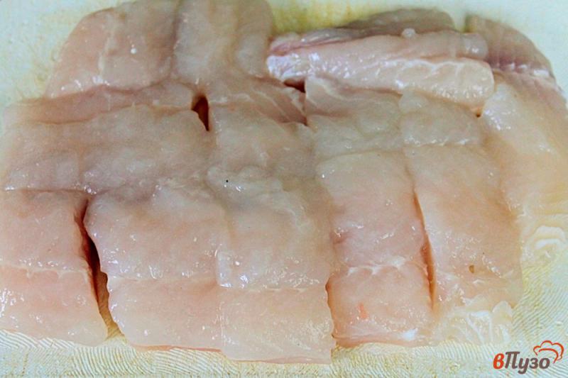 Фото приготовление рецепта: Рыбное филе с чесноком и соевым соусом шаг №1