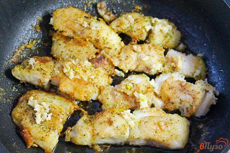 Фото приготовление рецепта: Рыбное филе с чесноком и соевым соусом шаг №4