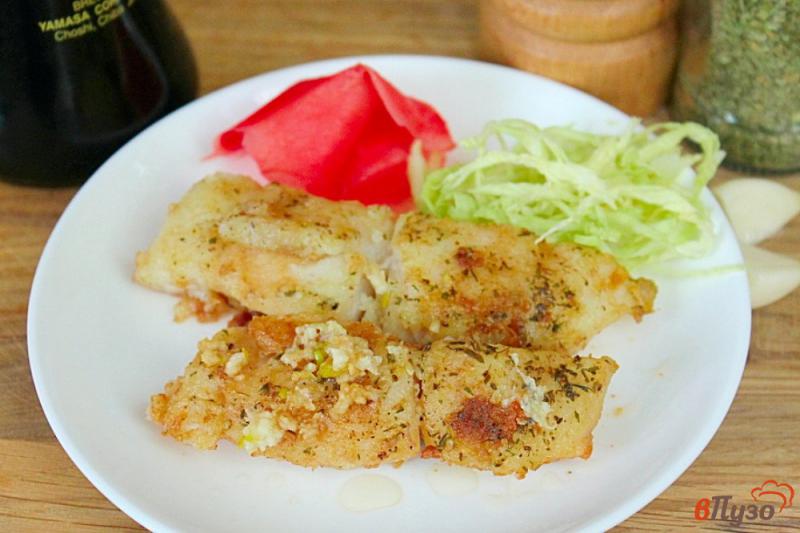 Фото приготовление рецепта: Рыбное филе с чесноком и соевым соусом шаг №5