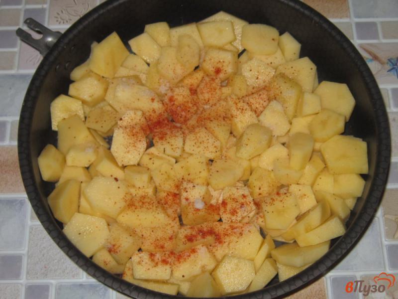 Фото приготовление рецепта: Куриные бедра запеченные с картофелем и грибами шаг №1