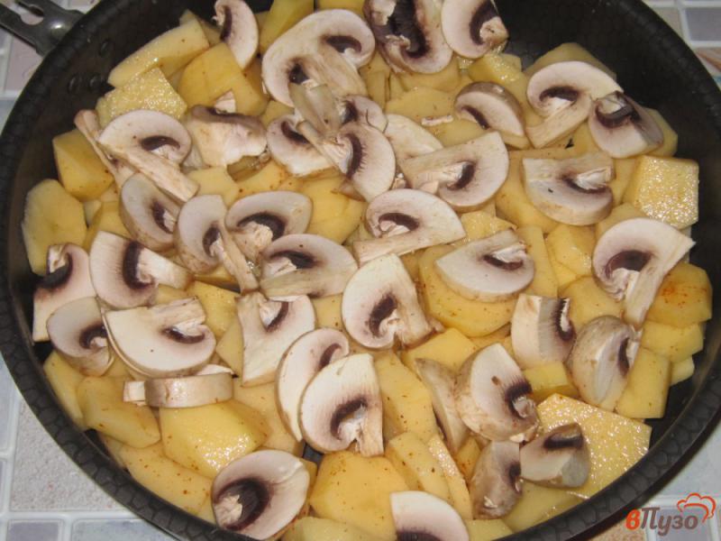 Фото приготовление рецепта: Куриные бедра запеченные с картофелем и грибами шаг №2