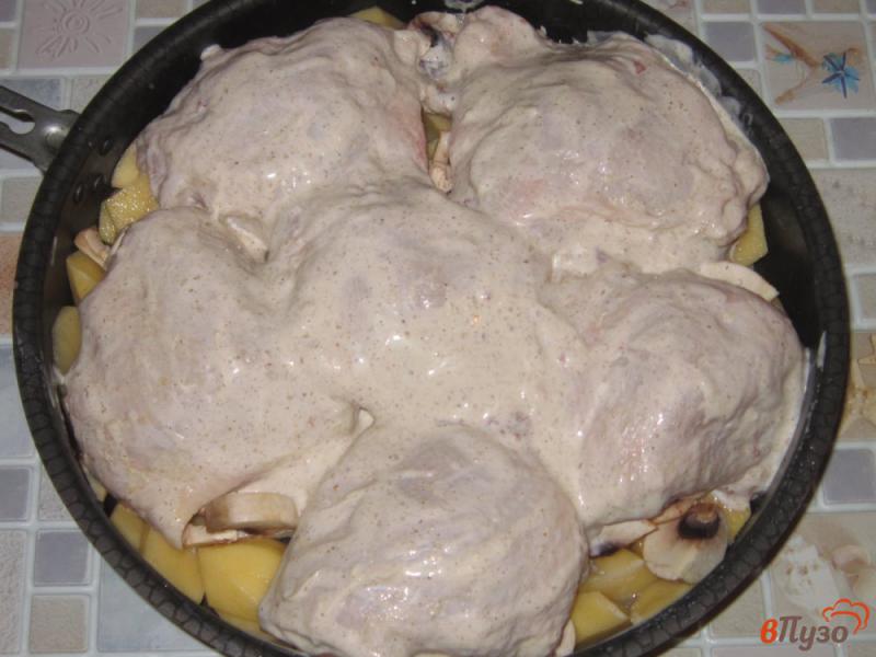 Фото приготовление рецепта: Куриные бедра запеченные с картофелем и грибами шаг №4