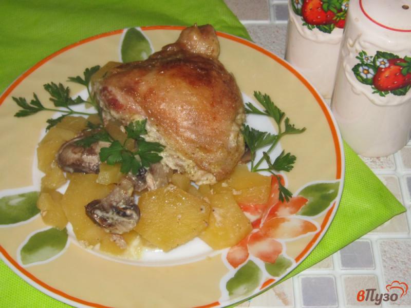 Фото приготовление рецепта: Куриные бедра запеченные с картофелем и грибами шаг №6