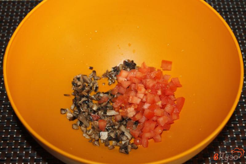 Фото приготовление рецепта: Бутерброды со шпинатом, грибами и помидорами шаг №3