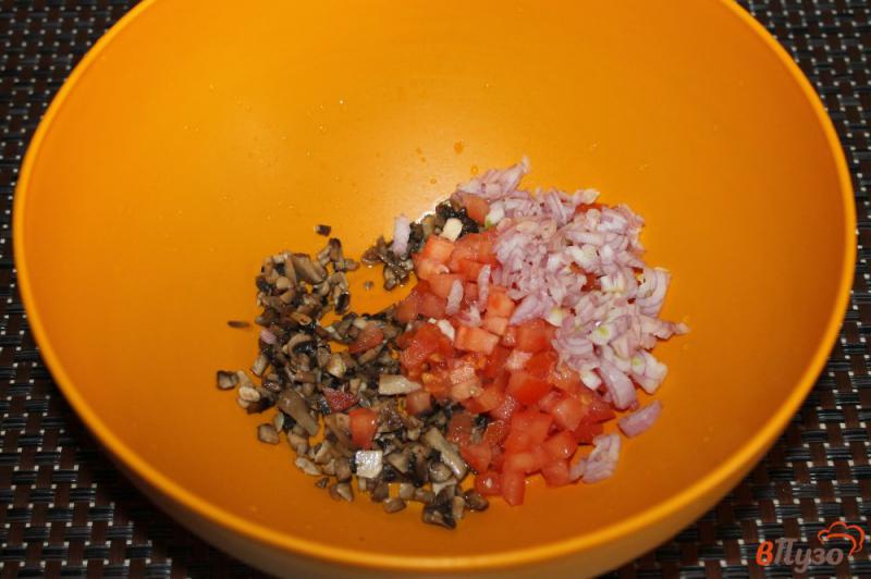 Фото приготовление рецепта: Бутерброды со шпинатом, грибами и помидорами шаг №4
