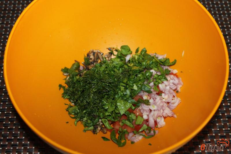 Фото приготовление рецепта: Бутерброды со шпинатом, грибами и помидорами шаг №5