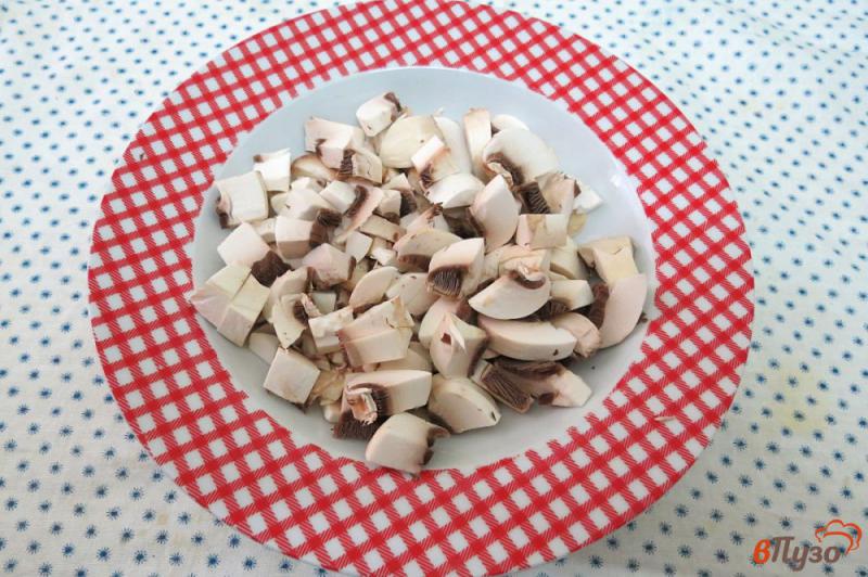 Фото приготовление рецепта: Рассольник с рисом, грибами и копчёной колбасой шаг №4