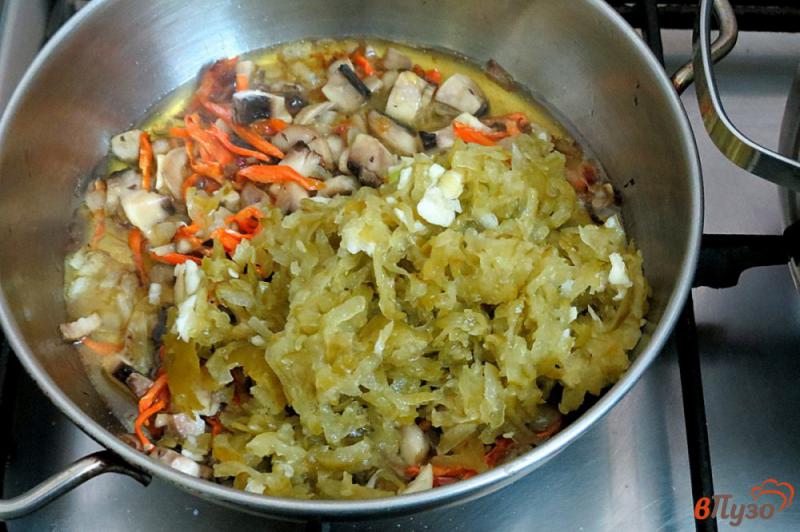 Фото приготовление рецепта: Рассольник с рисом, грибами и копчёной колбасой шаг №8