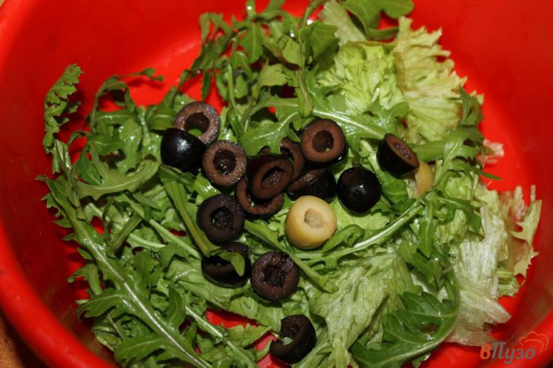 Фото приготовление рецепта: Зеленый салат с сыром, помидорами и грудкой шаг №2