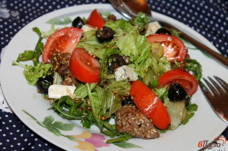 Фото приготовление рецепта: Зеленый салат с сыром, помидорами и грудкой шаг №6