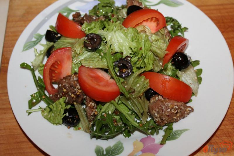 Фото приготовление рецепта: Зеленый салат с сыром, помидорами и грудкой шаг №5