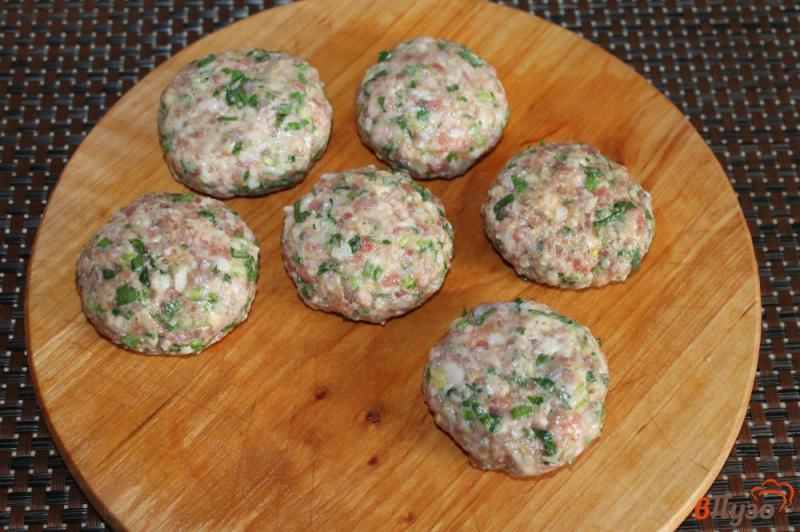 Фото приготовление рецепта: Свиные котлеты со шпинатом и зеленью шаг №5