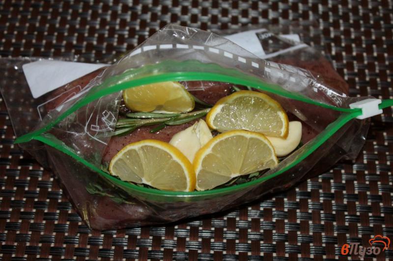 Фото приготовление рецепта: Жареная вырезка телятины маринованная с лимоном и имбирем шаг №4