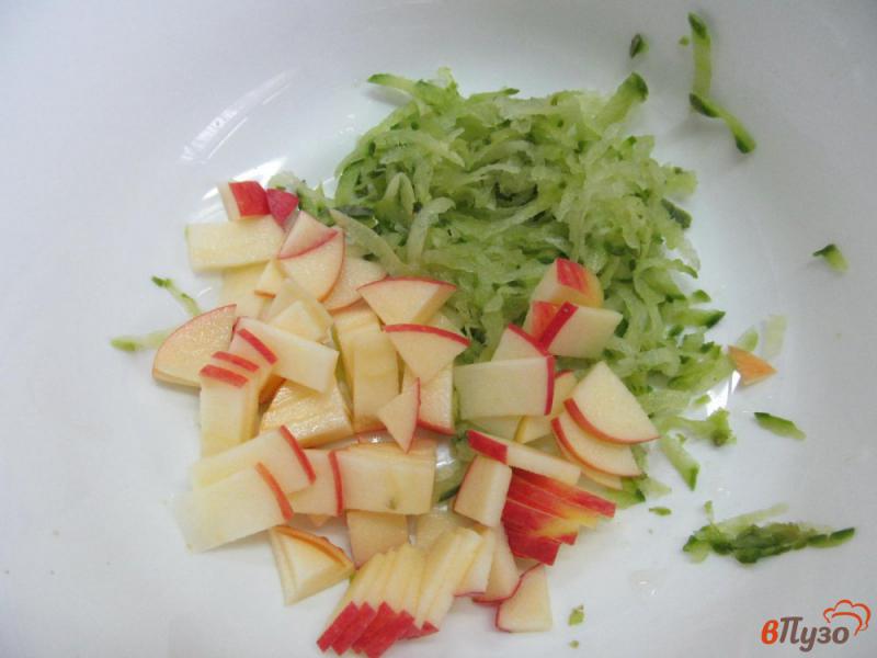 Фото приготовление рецепта: Салат из репы с яблоком шаг №2