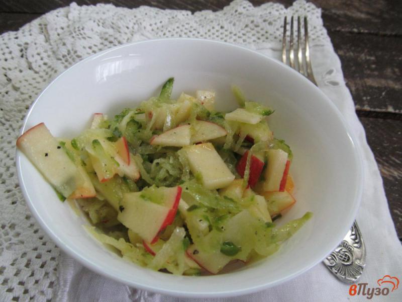 Фото приготовление рецепта: Салат из репы с яблоком шаг №4