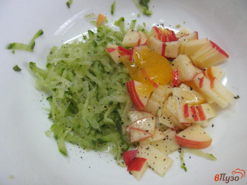 Фото приготовление рецепта: Салат из репы с яблоком шаг №3