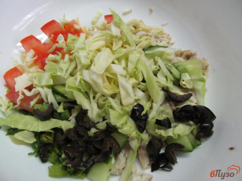 Фото приготовление рецепта: Овощной салат с вареной курицей и лепешкой шаг №4