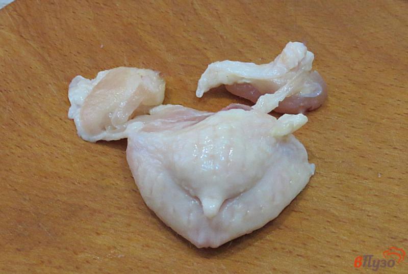 Фото приготовление рецепта: Куриные хвостики жареные с луком шаг №2