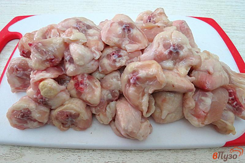 Фото приготовление рецепта: Куриные хвостики жареные с луком шаг №4