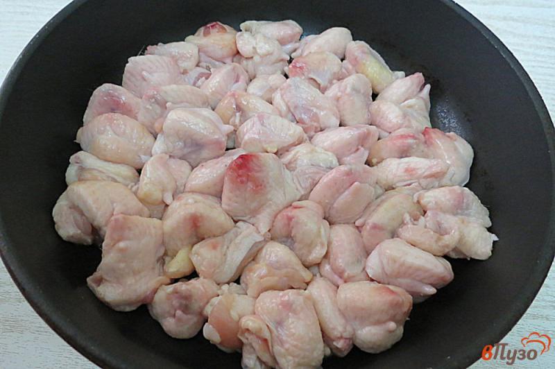 Фото приготовление рецепта: Куриные хвостики жареные с луком шаг №5