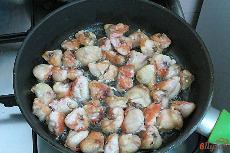 Фото приготовление рецепта: Куриные хвостики жареные с луком шаг №7