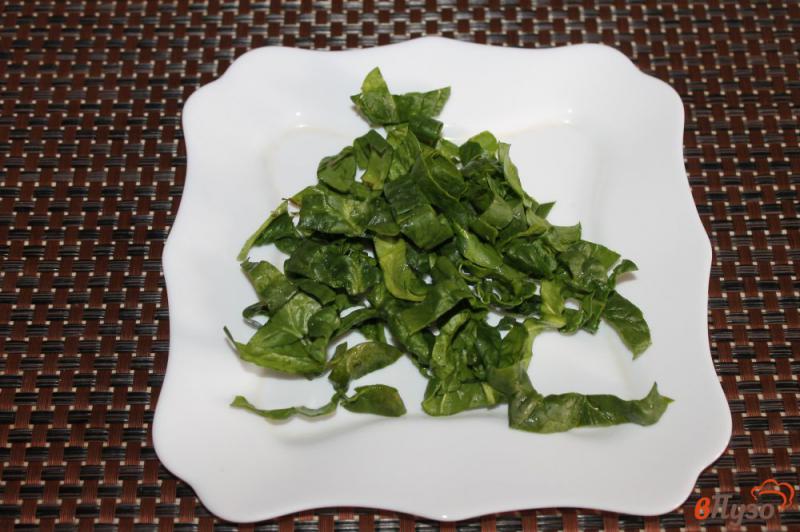 Фото приготовление рецепта: Салат из шпината с овощами и дайконом шаг №1