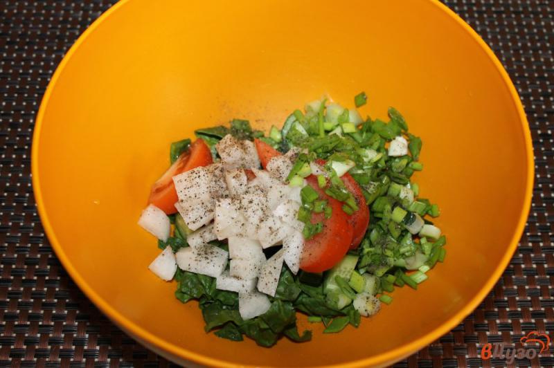 Фото приготовление рецепта: Салат из шпината с овощами и дайконом шаг №5